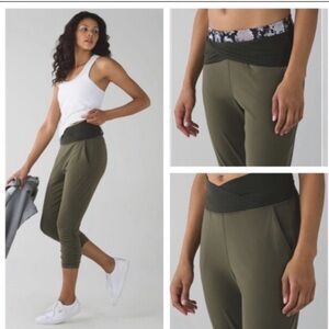 LULULEMON SUN SALUTATION Green Crop Fold Over Waist Pant Ruched Pockets Sz 4.